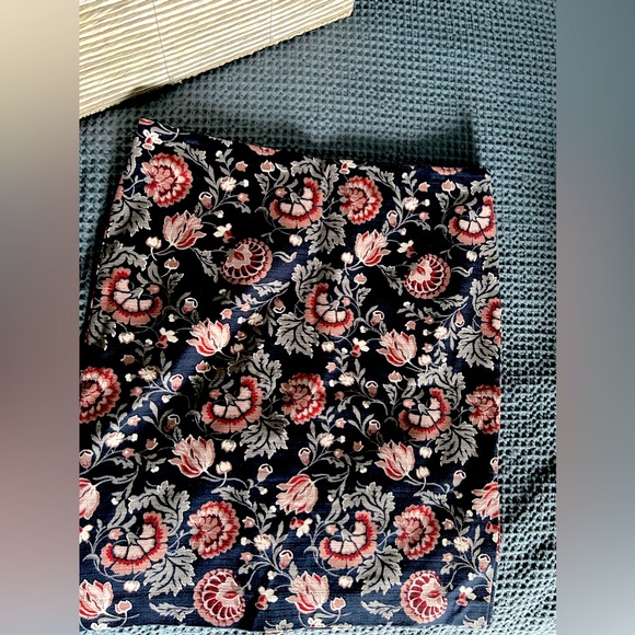 Ann Taylor LOFT navy pencil skirt, never worn. - Picture 2 of 4